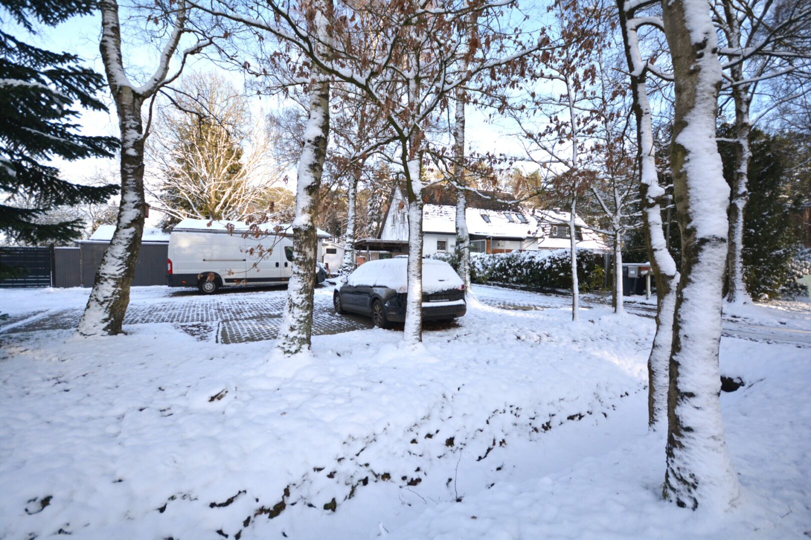 Ansicht Parkplätze/Eingangsbereich