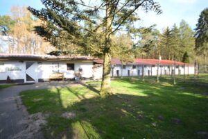 Eingang + Hundehaus (alt)